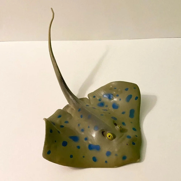 Vintage Rubber Sting Ray Manta Ray Figure 15 Inch Long Toy - Picture 2 of 11
